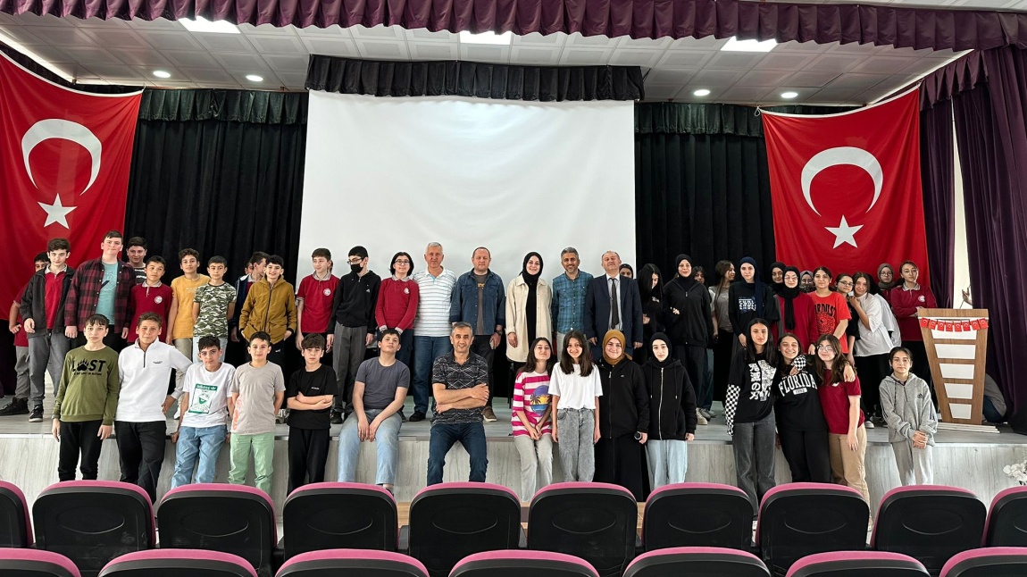 8. Sınıf Öğrencilimiz  'Kariyer Buluşmaları' Kapsamında Doktor Büşra Canset ATALIK'la Biraraya Geldiler